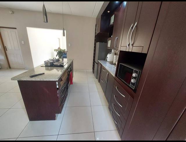3 BEDROOM TOWNHOUSE FOR SALE IN VANDERBIJLPARK SE 8